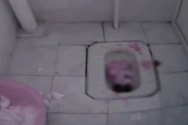 Gái teen đẻ rơi, vứt con trong nhà vệ sinh