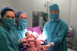 Sinh đôi cùng trứng ra đời nhờ phương pháp thụ tinh ống nghiệm