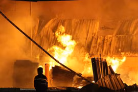 Biển lửa "bao trùm" công ty gỗ ở Bình Dương