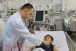 Bé trai bị cắt bỏ một phần phổi vì nuốt phải bóng đèn led đồ chơi