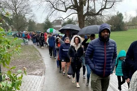 5.000 người xếp hàng dưới mưa chờ hiến tế bào cứu bé trai 5 tuổi