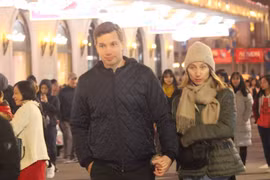 Phố đi bộ Hà Nội rộn ràng trước giao thừa, bất chấp giá rét