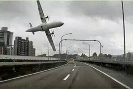 Cận cảnh máy bay Đài Loan trước khi rơi xuống sông