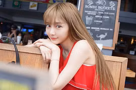 Cô gái bị chụp trộm thay quần áo lập tức thành hot girl