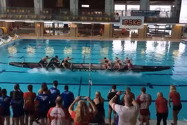 Hai đội cùng đua trên một chiếc thuyền, đội nào thắng?