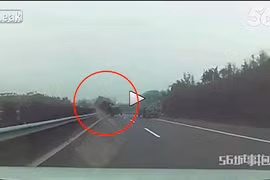 Kinh hoàng xe tải đua tốc độ trên đường cao tốc