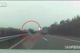 Kinh hoàng xe tải đua tốc độ trên đường cao tốc