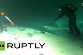 Trận khúc côn cầu dưới đáy hồ sâu độc nhất thế giới 