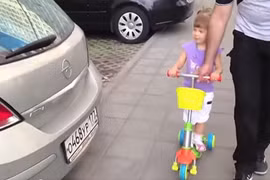 Bé 2 tuổi đọc vanh vách các hãng xe gây kinh ngạc