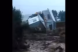 Rùng rợn cảnh lũ lớn quật đổ, cuốn trôi nhà hai tầng