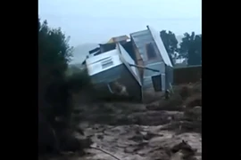 Rùng rợn cảnh lũ lớn quật đổ, cuốn trôi nhà hai tầng