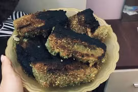 Mải đọc tin tức, cô gái tạo ra “xúc xích bóng đêm”, dân mạng "cười bò"