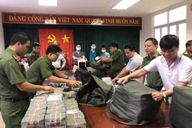 Buôn lậu 200 triệu lít xăng giả: Nhiều cán bộ bị mua chuộc để “bảo kê”