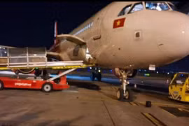 Thông tin vụ hai máy bay va chạm, gãy đầu mút cánh tại sân bay Nội Bài