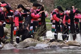 Khám phá ngôi làng có phụ nữ để tóc dài hàng mét, U80 vẫn đen bóng