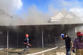 Hải Dương: “Bà hỏa” ghé thăm, thiêu rụi hai quán quần áo, internet