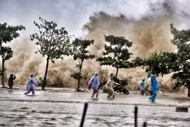 Bão Conson đe dọa, COVID -19 chực chờ... kịch bản nào tránh tai họa kép?