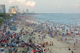 Cảnh tượng “gây lo lắng” tại nhiều điểm du lịch đông nghịt khách dịp 30/4 và 1/5