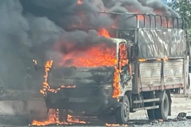 Cận cảnh ô tô chở bật lửa bốc cháy ngùn ngụt trên quốc lộ 18