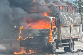 Cận cảnh ô tô chở bật lửa bốc cháy ngùn ngụt trên quốc lộ 18