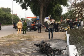 Bị CSGT dừng xe xử phạt, nam thanh niên đốt xe mô tô