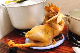 Cư dân mạng đua nhau chia sẻ hình ảnh gà luộc "bản lỗi" đêm giao thừa