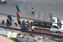 Chồng sát hại vợ trong nhà nghỉ, điện người thân đón con về