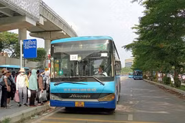 Xe buýt hoạt động xuyên Tết phục vụ người dân