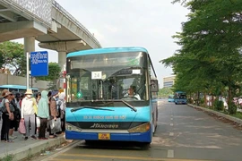 Xe buýt hoạt động xuyên Tết phục vụ người dân