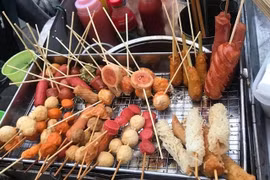 Trẻ ăn “xiên bẩn” vỉa hè, nguy hại thế nào?