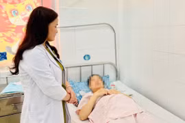 Cấp cứu kịp thời sản phụ “đẻ rơi” con tại nhà