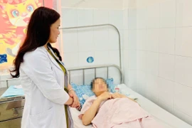 Cấp cứu kịp thời sản phụ “đẻ rơi” con tại nhà