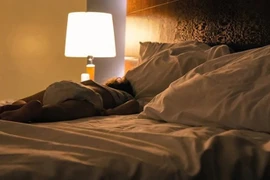 Bật đèn ngủ khiến trẻ dậy thì sớm, giảm thị lực?