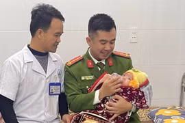 Nghệ An: Bé trai bị bỏ rơi trong đêm giá rét