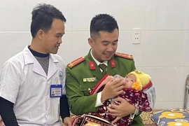 Nghệ An: Bé trai bị bỏ rơi trong đêm giá rét