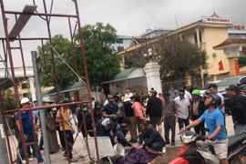 Người đàn ông lắp biển quảng cáo bị điện giật rơi bất tỉnh