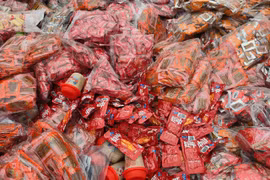 Làm rõ vụ hàng tấn bánh kẹo đổ bỏ tại bãi rác La Phù 