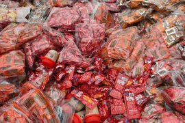 Làm rõ vụ hàng tấn bánh kẹo đổ bỏ tại bãi rác La Phù 