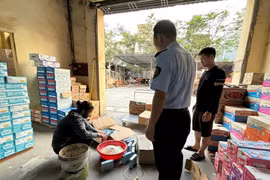 Tiêu hủy hơn 420 sản phẩm sữa bột béo và sữa nước nhập lậu