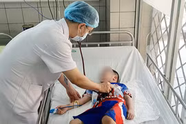 Cứu sống bé trai 5 tuổi nghịch dây dải rút, tự "thắt cổ" mình