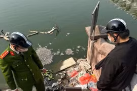 Hà Nội: Xử phạt nặng trường hợp vứt rác xuống Hồ Tây