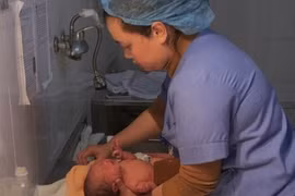 Cách tắm cho trẻ sơ sinh sạch, an toàn