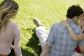 "Vợ hờ" của chồng đến nhà đánh ghen ngược, cả phố náo động