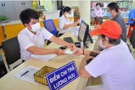 Người già gặp "khó" khăn khi nhận lương hưu ATM: Bộ LĐTB&XH nói gì?