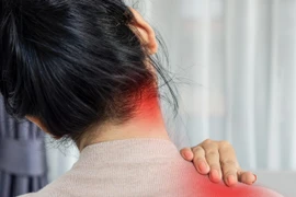 Vì sao nhiều người trẻ mắc chứng đau cổ vai gáy?