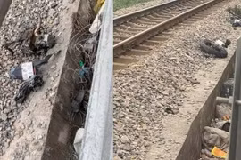 Mải nghe điện thoại, một phụ nữ va chạm tàu hỏa tử vong 