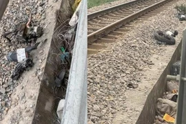 Mải nghe điện thoại, một phụ nữ va chạm tàu hỏa tử vong 