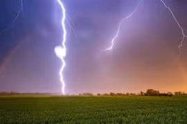 Người đàn ông ở Bình Định bị sét đánh tử vong ngoài đồng 