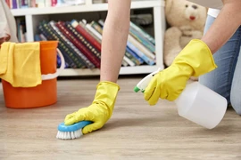 Mách chị em mẹo lau sàn nhà sạch bóng đơn giản