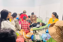 Thầy hiệu trưởng lái xe xuyên đêm đưa trẻ sốt cao đi cấp cứu